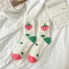 Calcetines de suelo de felpa de coral sin pelusa, estilo fresco, con dibujos de fresas y rábanos, cálidos y gruesos, para dormir, para mujer