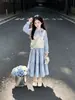 Conjunto coreano de tres piezas para niñas para primavera y otoño, nuevo conjunto de chaleco de punto con cuello de muñeca azul claro y falda larga, estilo dulce para niños mayores