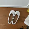 Sapatilhas estilo francês com bico dividido, sapatos de calçar, sapatos de corte baixo, sapatos de vovó, sapatos com decote em U em prata, damasco e preto