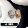 Anel de quatro folhas de alta qualidade Fanjia com incrustação de diamantes CNC, com diamantes brancos, azuis e vermelhos finamente lapidados, fabricante de anéis personalizados