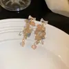 Mariposas Cayendo en Ramas de Primavera~Aretes de Flor de Cristal y Zirconia, Exquisitos Ganchos de Oreja Estilo Corte Francés, Aretes de Lujo Ligero para Mujeres con un Toque de Alta Gama