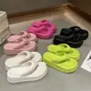 Chinelo Feminino Verão 2025 Novo Estilo Eva Sola Grossa Calçado de Rua Moda Casual Praia Beira-Mar Sandálias e Chinelos Antiderrapantes