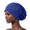 Sombrero de moda transpirable para mujer de primavera y verano con adornos de diamantes de imitación, gorro blanco para cubrir el cabello, sombrero base plisado casual