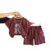 Roupas de Verão para Meninos 2026 Novo Conjunto Elegante de Duas Peças Camiseta de Manga Curta com Letra Grande para Bebê e Shorts Camiseta para Bebês e Crianças Pequenas