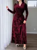 Vestido de veludo estampado floral listrado vertical vintage de luxo leve plus size com decote V, cintura torcida, mangas compridas e saia rodada para banquetes