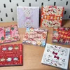 Encabezados de tarjetas de Año Nuevo con dibujos animados de alto valor estético, tarjetas de decoración para envoltorios de regalo, arreglos de tarjetas con ambiente de Año Nuevo.