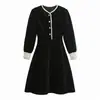 Vestido Retro Francês de Veludo Dourado Feminino Outono 2026 Novo Emagrecedor Elegante Manga Longa Estilo Hepburn Saia Evasê