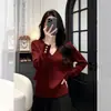 Camiseta de punto de cuello en V rojo de alta gama con mangas largas para mujer, suéter elegante estilo otoño e invierno, top bonito para usar en capas