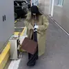 Otoño 2026 Estilo Coreano Nuevo Diseño de Nicho Versátil para el Trabajo Holgado Color Sólido Cuello Solapa Gabardina para Mujer