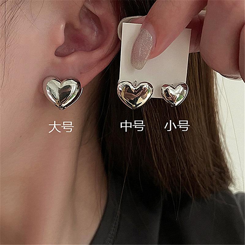 2107096 (1)气质高级感银色爱心耳环2021年新款潮