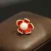 Elegante e Requintado Broche de Lapela Flor Esmaltada Vermelha com Delicada Incrustação de Strass, Versátil Broche Flor de Pérola com Fecho Fixo para Mulheres