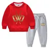 Traje de suéter para niños otoño e invierno 2023 estilo occidental nuevo para niños medianos y grandes grueso con forro polar cálido ropa de invierno traje de manga larga