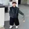 Conjunto de Colete de Couro de Três Peças para Meninos Primavera e Outono Estilo Coreano Conjunto Cool Individual para Crianças Pequenas Roupas Cool de Moleque