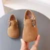 Sapatos Infantis Birkenstock Meninas Sapatos de Couro Sapatos Únicos Primavera 2025 Novos Sapatos de Bebê com Sola Macia Sapatos Baixos para Crianças de Tamanho Pequeno e Médio Venda por Atacado