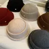 Chapéu de tricô macio e confortável estilo coreano para mulheres, perfeito para outono e inverno, com design retrô, versátil e um visual de alta qualidade que faz o rosto parecer menor. Possui uma aba delicada e enrolada e um estilo refinado de chapéu bucket.