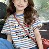 Camiseta de Algodão Puro de Manga Curta para Meninos e Meninas, Tamanhos Médio e Grande, Nova Coleção Verão 2026 Estilo Coreano Patchwork Listrado Gola Redonda Manga Curta