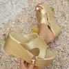 Sandalias de Cuña con Suela Gruesa de Estilo Europeo y Americano 2026 para Mujer, con Brillo Dorado y Pedrería, Punta Abierta, Zapatos de Playa para Exteriores, Artículo Popular Transfronterizo