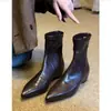 Botas de tornozelo retrô com bico fino e salto grosso para mulheres, nova coleção outono/inverno 2026, estilo britânico, versáteis e elegantes, com zíper traseiro e efeito emagrecedor