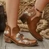 2026 Nuevas Botas Cortas de Cuadrado Bordadas Estilo Occidental para Mujer, En Stock, Estilo Étnico Retro Tacón Grueso Corte en V Talla Grande Botas para Mujer