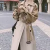 Elegante e moderno trench coat feminino de comprimento médio, novo modelo outono 2026, com color blocking contrastante e comprimento acima do joelho
