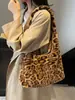 Bolso de Hombro Esponjoso de Gran Capacidad Bolso Tote de Gran Capacidad Bolso de Felpa Bolso Tote con Estampado de Leopardo Nuevo Otoño e Invierno Bolso de Hombro para Mujer