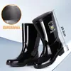 Botas de chuva masculinas para proteção no trabalho, botas de chuva curtas de cano alto, impermeáveis, antiderrapantes, com forro de fleece espesso, resistentes a ácidos e álcalis, botas de água extra altas, botas de borracha para cozinha