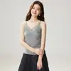 Elegante y minimalista camisola de punto con retazos de encaje francés de cachemira para mujer, suave y cómoda, perfecta para usar en capas como un top interior sin mangas.