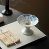Quemador de incienso de porcelana azul y blanco pintado a mano con diseño de loto, con un soporte alto para evitar la caída de cenizas, adecuado para varillas de incienso estilo chino, mesas de té y arreglos de incienso.