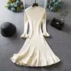 Vestido de Cola de Pescado con Cuello Redondo y Mangas Acampanadas, Otoño e Invierno, Disponible en Stock, Cálido y Elegante, Adecuado como Capa Base o Combinado con un Abrigo, Diseño de Longitud Media para Vacaciones en la Costa