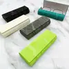 El estuche sencillo aporta un toque de delicada suavidad, un estuche esmerilado, resistente al desgaste y duradero para gafas de prescripción