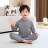 Conjunto infantil quentinho com forro de lã, incluindo calça e blusa para meninas e pijama de veludo de seda para meninos no inverno.