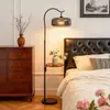 Luminária de chão minimalista italiana com prateleira de armazenamento de alta qualidade integrada ao lado do sofá da sala de estar, mesa de cabeceira para o quarto e iluminação ambiente.