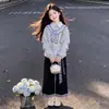 Moda Estilo Coreano para Niños Medianos y Mayores Primavera/Otoño Conjunto de Pantalones Anchos Casuales con Top de Rayas Falso Dos Piezas Cuello Solapa Parche de Cuadros