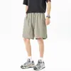 Shorts esportivos masculinos para atividades ao ar livre, novo estilo de verão, leve e respirável, com toque fresco, apresentando barra dividida e faixas refletivas, comprimento de cinco pontos