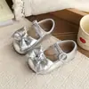 Zapatos de bebé de moda estilo coreano, modelo primavera y otoño 2026 con lazo grande, zapatos de bebé versátiles con cierre de velcro, fáciles de poner y quitar, zapatos para niños pequeños de suela suave