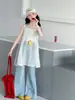 Conjunto de Capas Estilo Coreano para Niñas 2026 Verano Nuevo Estilo para Niños Mayores, Incluye una Camisola, un Cubre-Traje de Encaje y Pantalones Acampanados Conjunto de Verano de Tres Piezas