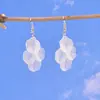 Pendientes Japoneses y Coreanos Nuevos de Pétalos Blancos con Borlas para Mujer, Elegantes Pendientes Florales de Lujo Ligero Estilo Vacaciones en la Costa