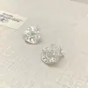 Pendientes de Tachuela Huecos Versátiles de Personalidad con Encaje Retro Francés en el Dobladillo de la Falda, Incrustaciones de Pedrería en Forma de C, Lujo Ligero, Chapado en Cobre, Oro Real, Aguja de Plata 925