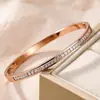 Pulseira de Aço Titânio Feminina de Alta Qualidade Nicho Diamante Incrustado Exquisita Generosa Estilo Ins Venda Direta da Fábrica Pulseira de Aço Inoxidável