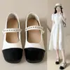 Zapatos de cuero de estilo francés, populares, de una sola tira, disponibles en tallas grandes, nueva colección 2026, planos, Mary Janes de punta poco profunda, plateados, para usar al aire libre