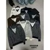 A única coleção de outono VI+ apresentando um look de duas peças com capuz, em blocos de cor, versátil, minimalista, estilo coreano, suéter de malha de manga longa 99569