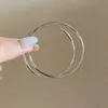 Brincos de Argola Finos Simples de Círculo Grande Lisos para Mulheres Brincos Versáteis Exquisitos de Alta Qualidade Novos Brincos Populares 2025