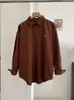 Camisa larga de manga larga, corte holgado, de longitud media para mujer KEKEZOON con bordado de letras en inglés, cuello de una sola botonadura y una hilera de botones, estilo 9068