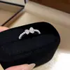 Anel vintage de zircônia de luxo leve em formato de coração vazado, estilo minimalista, anel aberto personalizado para o dedo indicador, joia versátil estilo coreano ins