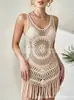 Vestido de crochê artesanal estilo boho com franjas, perfeito como saída de praia ou sobreposição de maiô, apresentando um design de rede vazada