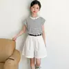 Conjunto de Camiseta a Rayas y Shorts Estilo Coreano para Niñas Modelo Verano 2026 para Niños Mayores, Shorts de Manga Corta de Color Block con Cintura Alta