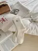 Meias de Veludo Nuvens Branco Leitoso para Mulheres, Listras Verticais Retrô, Meias de Cano Médio Cor Pura com Botão de Pérola, Meias Maillard Empilhadas Outono e Inverno