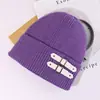Gorro de Tricô com Fivela de Couro Estilo Americano para Homens e Mulheres, Comércio Transfronteiriço Outono e Inverno, Chapéu de Lã Versátil Emagrecedor, Chapéu Quente e à Prova de Frio