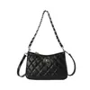 Bolsa pequena de corrente com padrão de losangos, moderna e versátil para mulheres, novo estilo 2026, bolsa tipo "dumpling" de ombro inspirada em Chanel, bolsa tiracolo elegante e estilosa