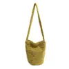 Bolso para Mujer 2025 Otoño e Invierno Nuevo Estilo Japonés y Coreano Bolso Cubo Suave Moderno y Elegante Peluche Hombro Cruzado Bolso de Moda
